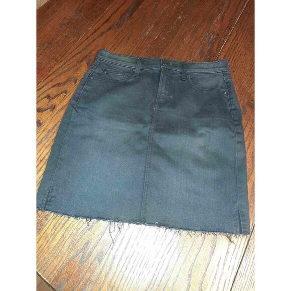 Size 4 Loft Outlet Black Stretchy Material Raw Hem Skirt Mini Midi - Picture 1 of 3